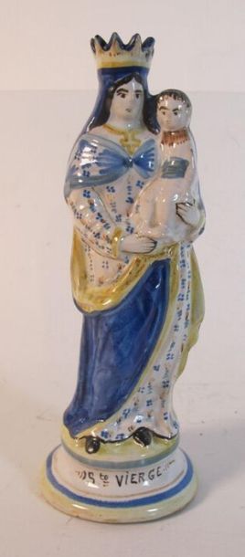 Vierge à l'Enfant couronnée en faïence polychrome....