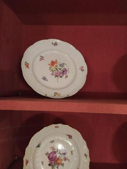 MEISSEN
Six assiettes en porcelaine de forme...