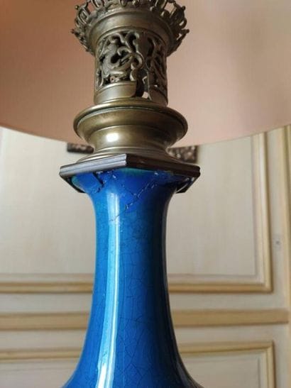 Vase craquelé emaillé bleu monté en lampe
(accidents)
H....