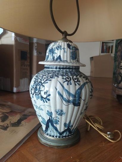 Vase craquelé emaillé bleu monté en lampe
(accidents)
H....