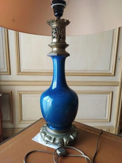 Vase craquelé emaillé bleu monté en lampe
(accidents)
H....