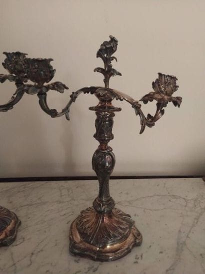 CHRISTOFLE
Paire de flambeaux en métal argenté...