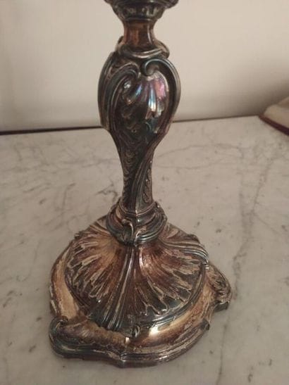 CHRISTOFLE
Paire de flambeaux en métal argenté...