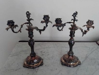 CHRISTOFLE
Paire de flambeaux en métal argenté...