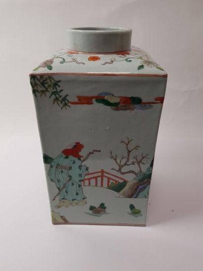 CHINE, XXème siècle
Vase en porcelaine polychrome,...
