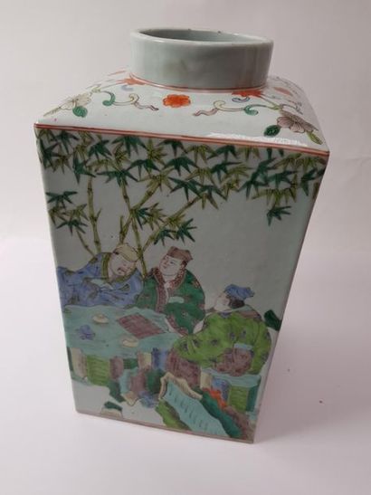 CHINE, XXème siècle
Vase en porcelaine polychrome,...