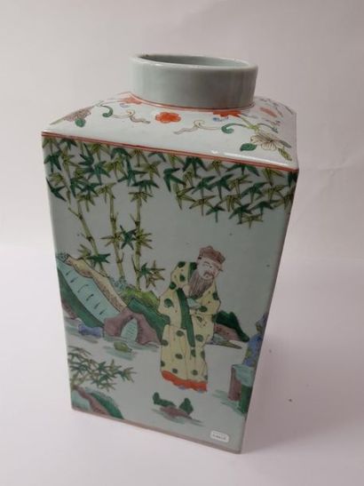 CHINE, XXème siècle
Vase en porcelaine polychrome,...