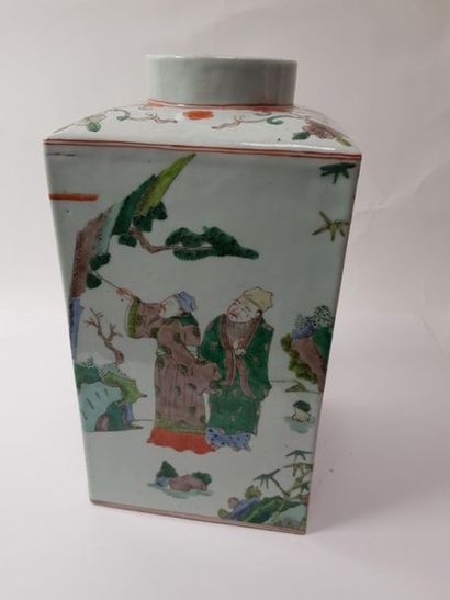 CHINE, XXème siècle
Vase en porcelaine polychrome,...