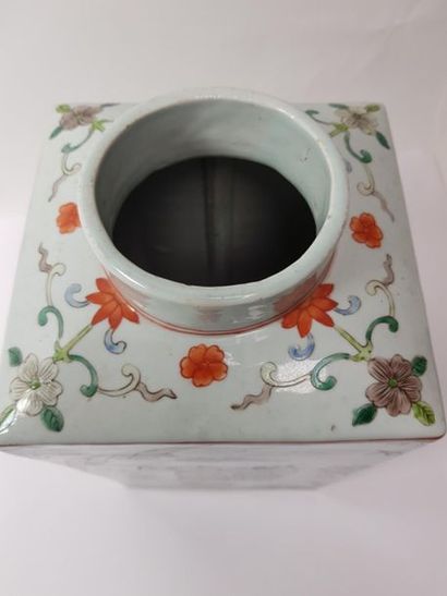 CHINE, XXème siècle
Vase en porcelaine polychrome,...
