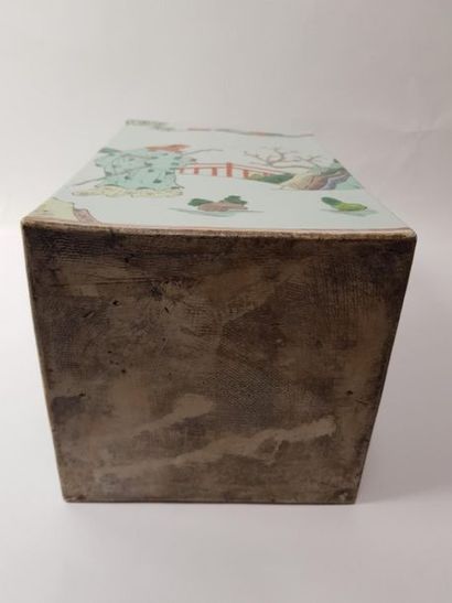 CHINE, XXème siècle
Vase en porcelaine polychrome,...
