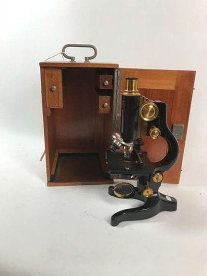 Un microscope dans sa boîte
Emardeley Paris,...