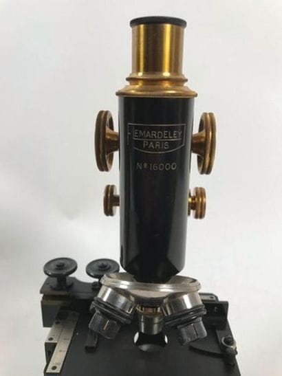 Un microscope dans sa boîte
Emardeley Paris,...