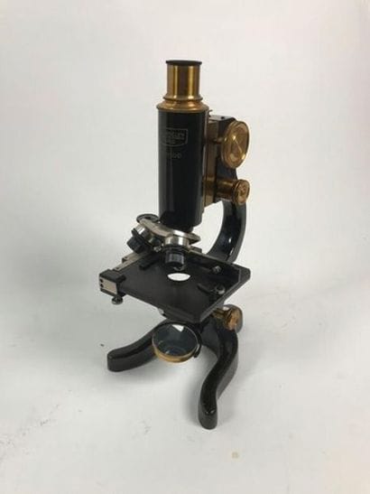 Un microscope dans sa boîte
Emardeley Paris,...