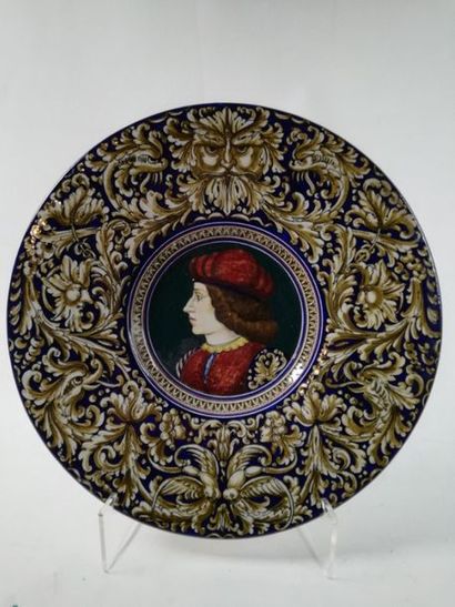 Deux plats formant pendant en faïence polychrome...