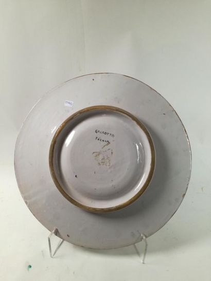 Deux plats formant pendant en faïence polychrome...