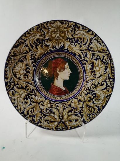 Deux plats formant pendant en faïence polychrome...