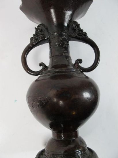 JAPON, début du XXème siècle
Vase en bronze,...
