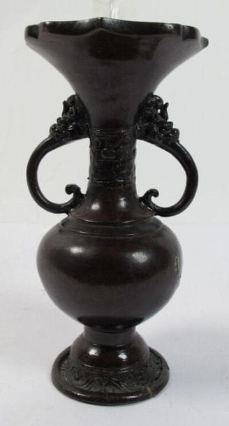 JAPON, début du XXème siècle
Vase en bronze,...