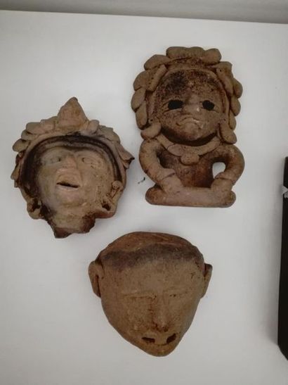 Deux têtes et une statuette en terre cui...