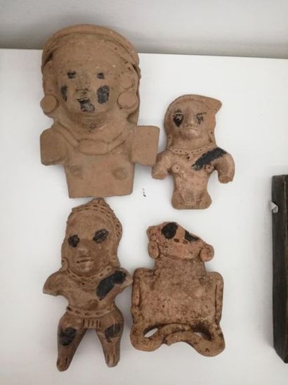 Quatre statuettes en terre cuite
