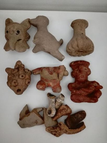 Six statuettes et débris en terre cuite