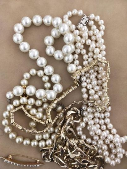 Lot de bijoux fantaisies ( collier de perles,...