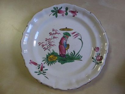 Deux assiettes en faïence aux décors polychromes...