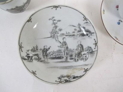 Lot de trois tasses et leurs soucoupes
(accidents...