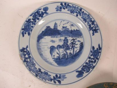 CHINE
Lot de 5 assiettes à décor Imari, bleu...