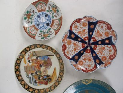 CHINE
Lot de 5 assiettes à décor Imari, bleu...