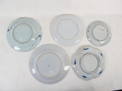 CHINE
Lot de 5 assiettes à décor Imari, bleu...