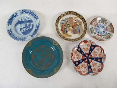 CHINE
Lot de 5 assiettes à décor Imari, bleu...