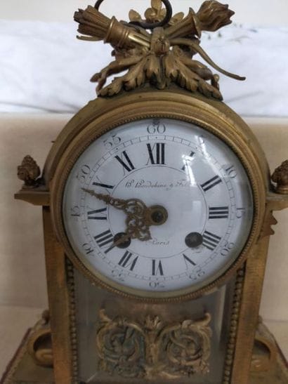 GARNITURE en bronze comprenant une pendule...