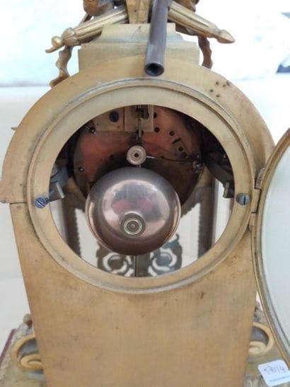 GARNITURE en bronze comprenant une pendule...