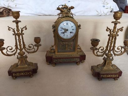GARNITURE en bronze comprenant une pendule...