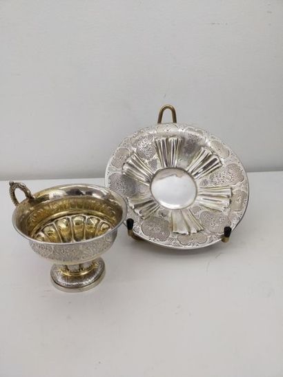 Tasse et sous tasse en argent ornées de réserves...