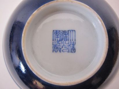 Coupe en porcelaine bleue nuit
Cachet sous...