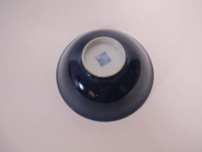 Coupe en porcelaine bleue nuit
Cachet sous...