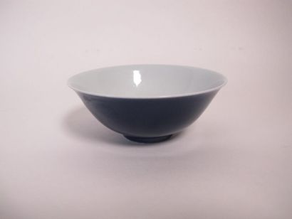 Coupe en porcelaine bleue nuit
Cachet sous...