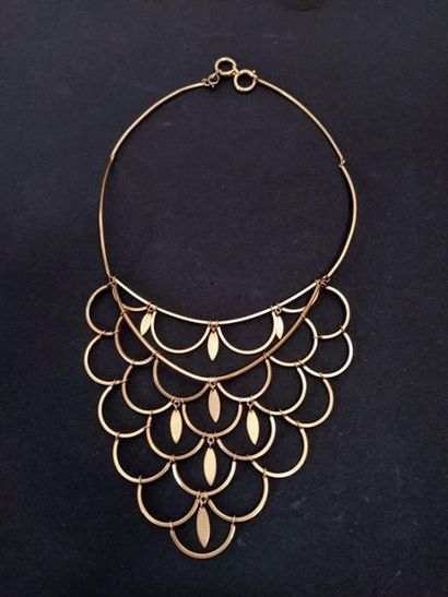 Collier en or jaune 18K à décor de demi cercle...