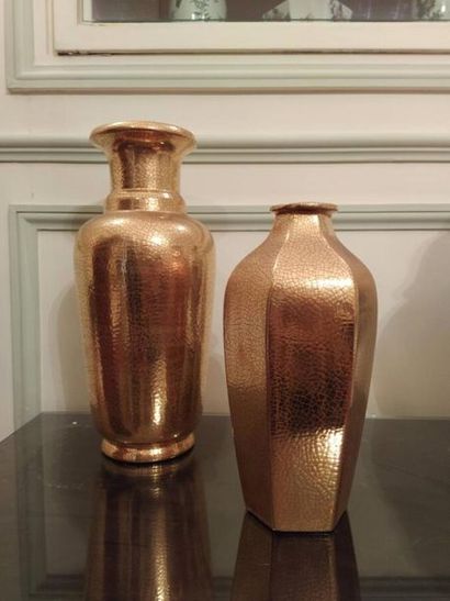 LONGWY
Deux vases en émaux craquelés et dorés
H....