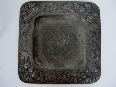 Quatre plateaux en metal argenté et étain
on...