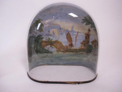 Deux cloches en verre, l'une contenant un...