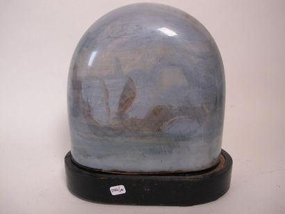 Deux cloches en verre, l'une contenant un...