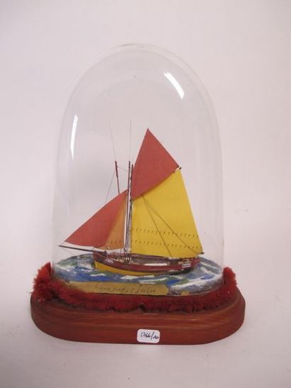 Deux cloches en verre, l'une contenant un...