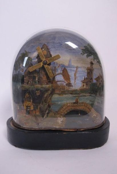 Deux cloches en verre, l'une contenant un...