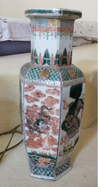 CHINE, XXème siècle
Vase hexagonal en porcelaine,...