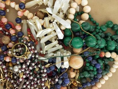 Lot de colliers piere dure, corail, grenat,...