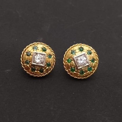 Paire de boucles d'oreilles rondes en or...