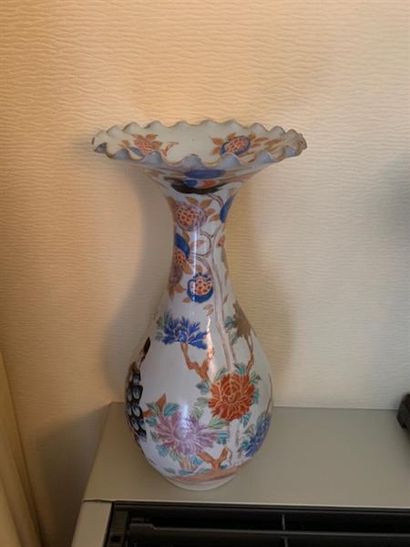 Paire de vases à collerette en porcelaine...